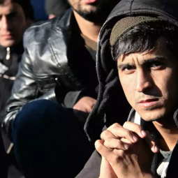 Réfugiés Balkans | Les dernières infos • Serbie : remise du premier passeport à un réfugié du Kazakhstan