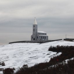Kosovo : Noël dans une église battue par le vent, sur une colline couverte de neige...