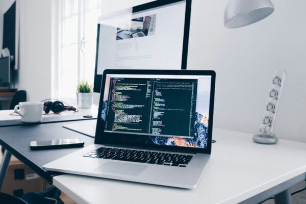Ordinateur et bureau pour illustrer le budget le wifi et le coworking dans les Balkans