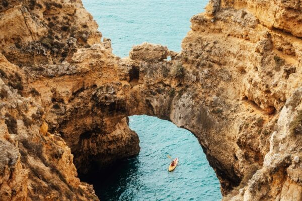 Kayak en Albanie : 7 criques et canyons à explorer Kayak en Albanie : 7 criques et canyons à explorer