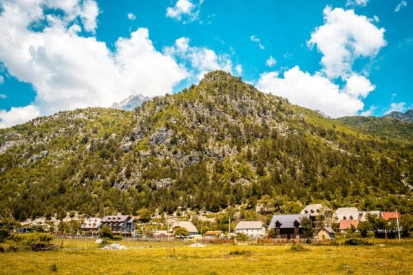 Où dormir dans les Alpes albanaises : guesthouses, saisons et budget Où dormir dans les Alpes albanaises : guesthouses, saisons et budget