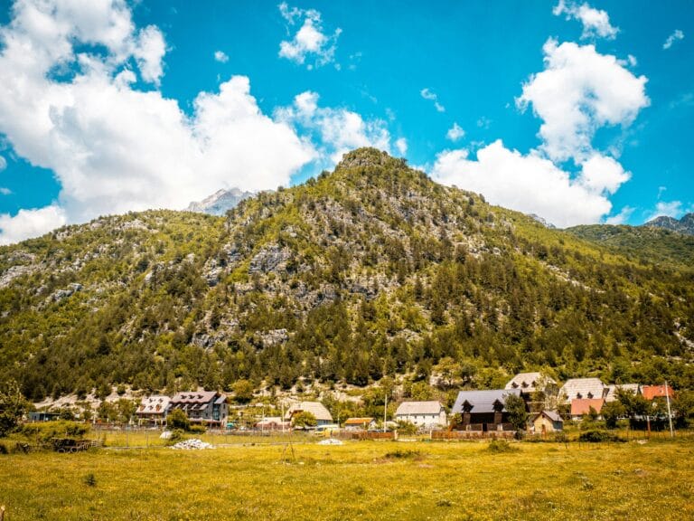 Où dormir dans les Alpes albanaises : guesthouses, saisons et budget