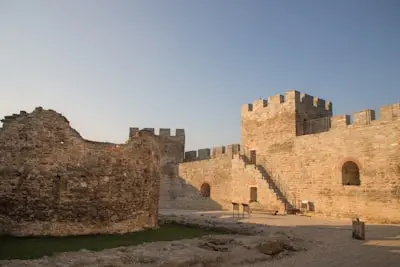 Konaks ottomans en Serbie : visiter un patrimoine menacé a stone castle with a staircase leading up to it