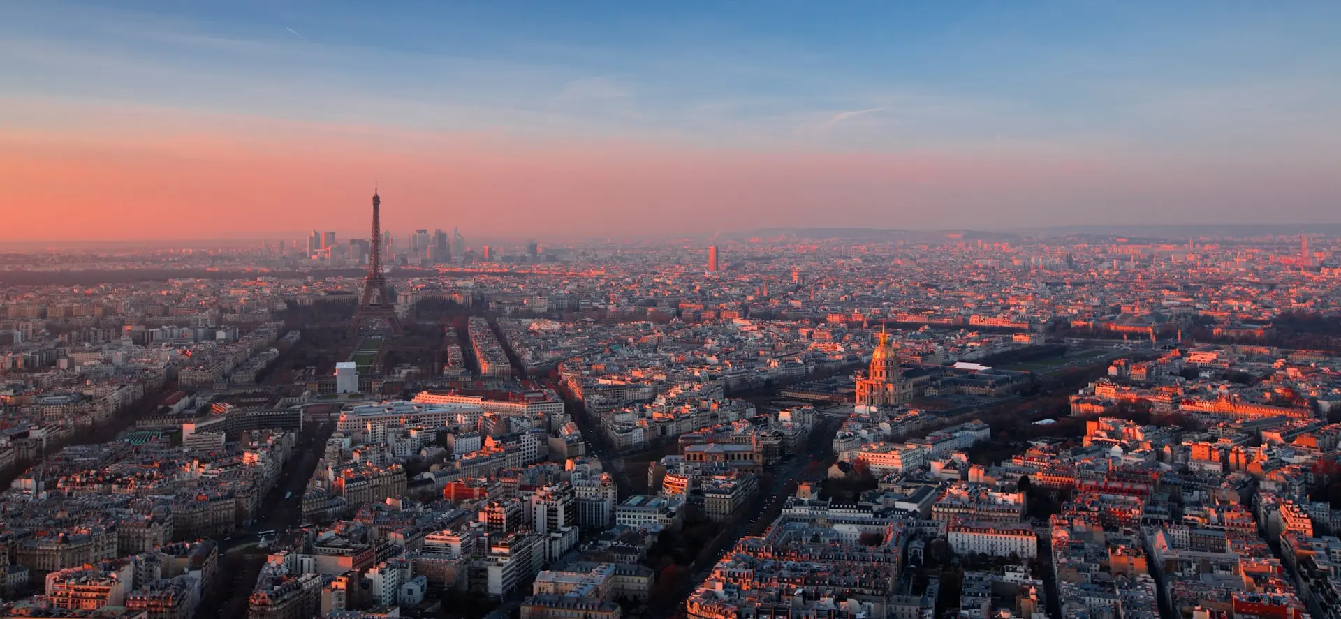 vue panoramique de paris au coucher de soleil avec la tour eiffel