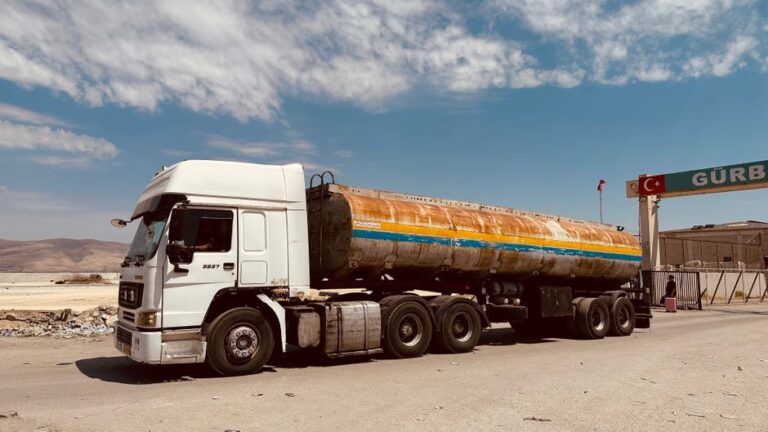 Routier français dans les Balkans : douane et frontières en 2024 A rusty cargo truck at the Turkey-Iran border in Sistan and Baluchestan Province.
