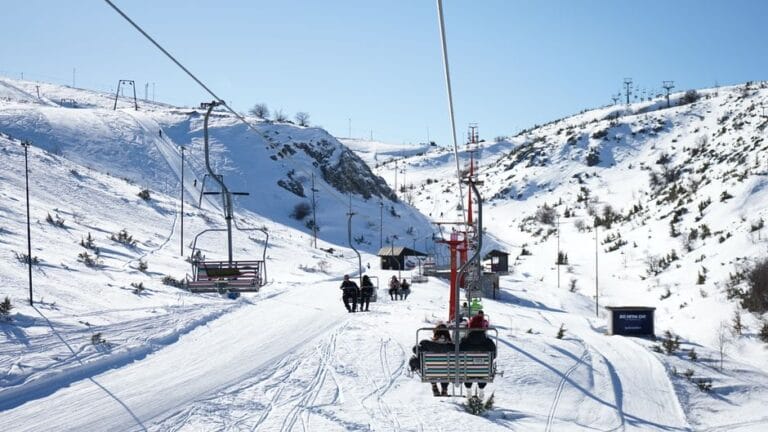 Ski aux Balkans : stations méconnues, prix et conditions 2026 Snow-covered mountains with a ski lift in Mavrovo, North Macedonia. Perfect winter adventure.